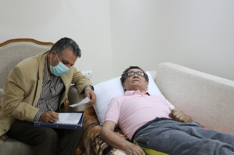 ارائه خدمات پزشکی به هنرمند پیشکسوت رضا رویگری؛ توسط مرکز درمان در منزل (امداد) جهاد دانشگاهی علوم پزشکی شهید بهشتی