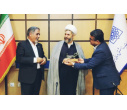 تندیس «طبیب عشق» توسط رییس جهاددانشگاهی علوم پزشکی شهیدبهشتی به نمایندگی از پزشکان به رئیس این دانشگاه اهدا شد