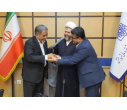 تندیس «طبیب عشق» توسط رییس جهاددانشگاهی علوم پزشکی شهیدبهشتی به نمایندگی از پزشکان به رئیس این دانشگاه اهدا شد