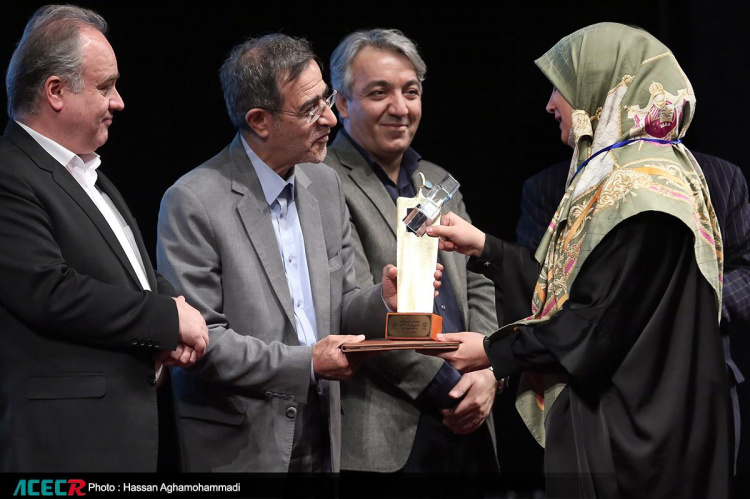 تندیس ملی فداکاری در دستان جهادگر علوم پزشکی شهید بهشتی