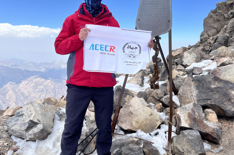 عضو فعال سازمان دانشجویان جهاددانشگاهی علوم پزشکی شهیدبهشتی به قله‌ی دماوند صعود کرد