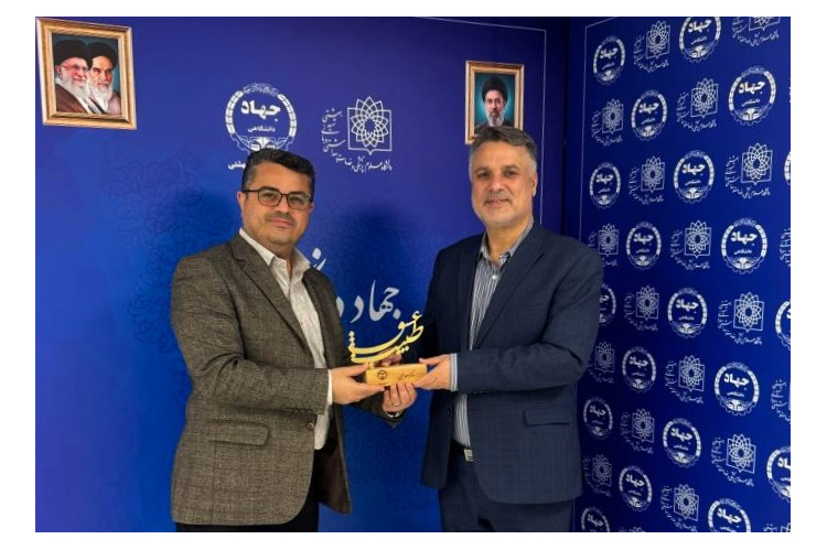 بازدید معاون فرهنگی و دانشجویی وزارت بهداشت از جهاددانشگاهی علوم پزشکی شهیدبهشتی/ تندیس «طبیب عشق» به دکتر حبیبی اهدا شد