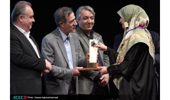 تندیس ملی فداکاری در دستان جهادگر علوم پزشکی شهید بهشتی