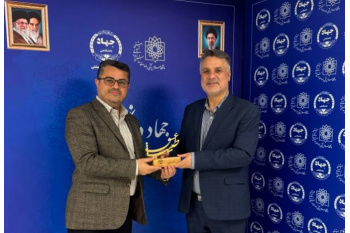 بازدید معاون فرهنگی و دانشجویی وزارت بهداشت از جهاددانشگاهی علوم پزشکی شهیدبهشتی/ تندیس «طبیب عشق» به دکتر حبیبی اهدا شد